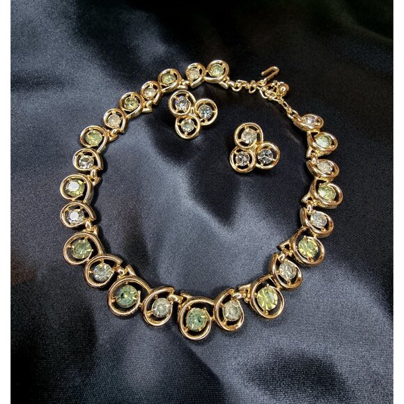 Vintage Trifari Olive Rhinestones Gold-Tone Necklace & Earrings Set With Green & - Picture 2 of 4